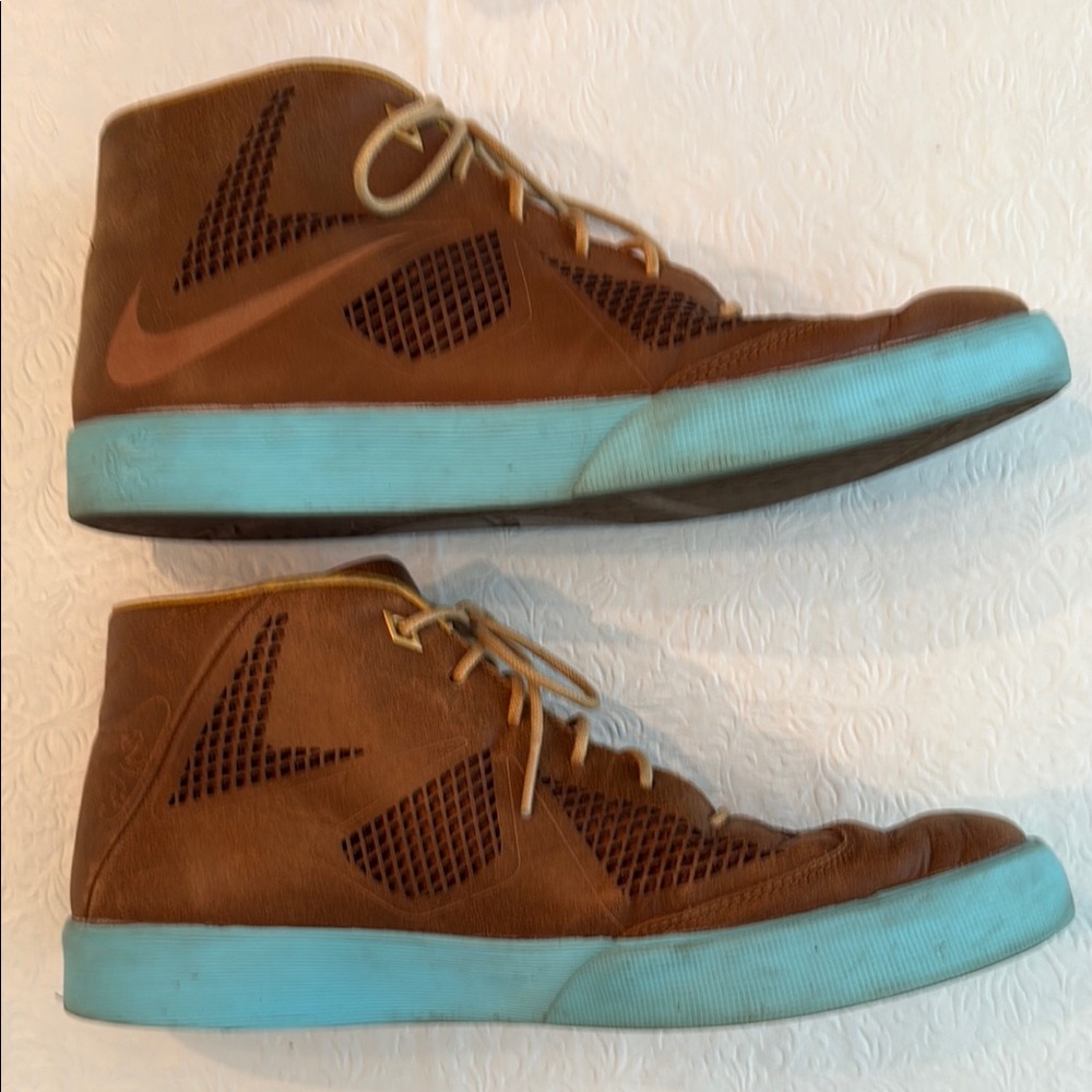 Nike Sneakers - LeBron James X NSW Lifestyle with Suede Upper